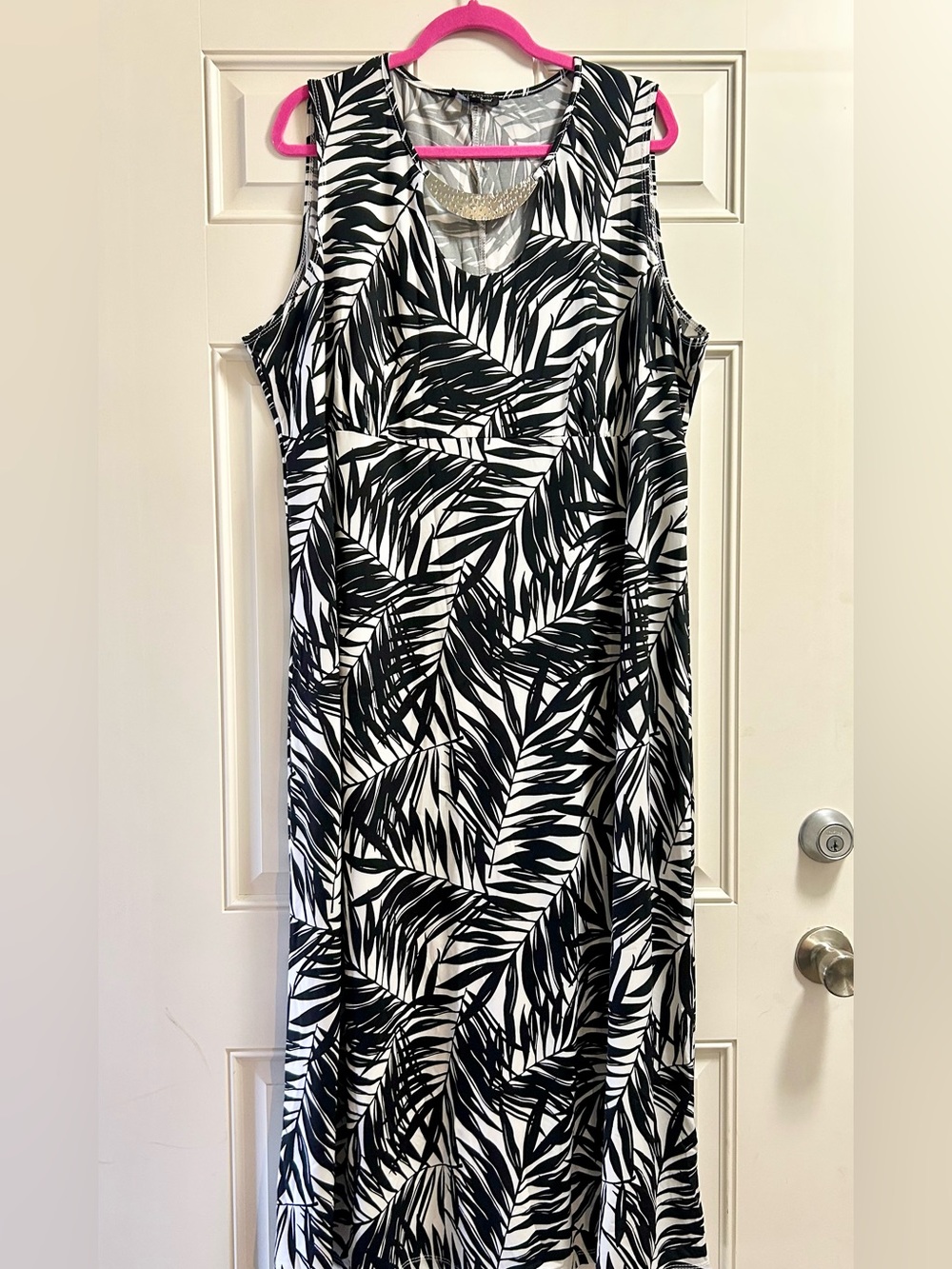 NWT Sleeveless Black and White Palm-Print Maxi Dress